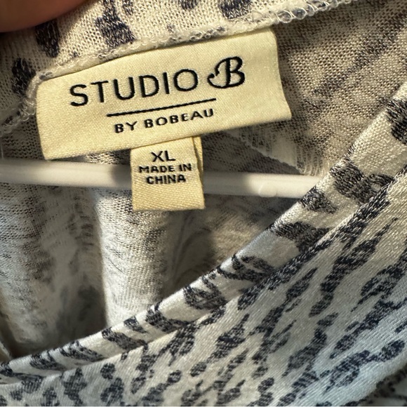 V Neck light Tee shirt -Bobeau blue and white Size XL - Picture 6 of 7